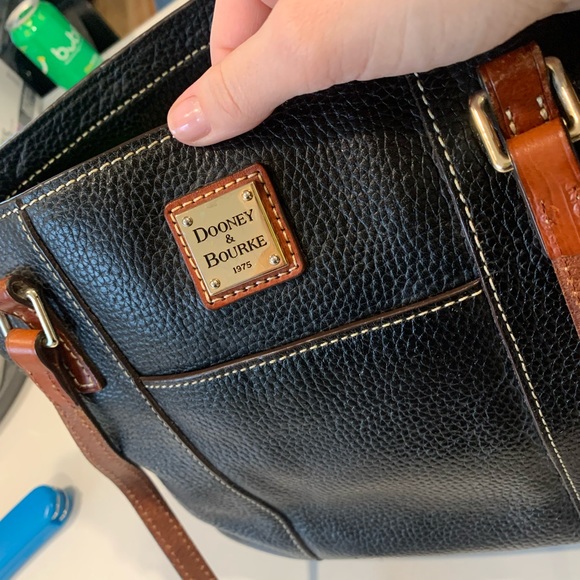 Pebbled Black Dooney & Bourke Learher Tote Red Lining - Picture 5 of 7